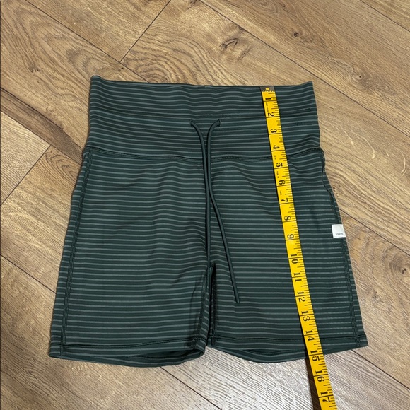 Vuori Stripe Daily Short Green womens Size Medium - Picture 6 of 9